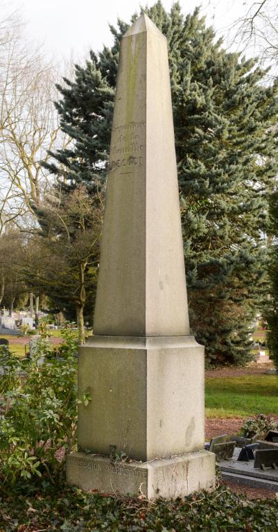 Tombeau (obélisque) de la famille Decocq. 