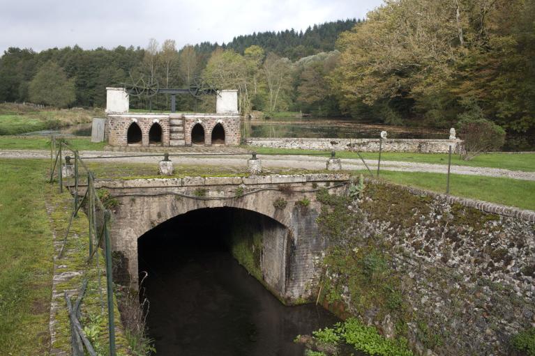 Bassin de retenue et canal de fuite.