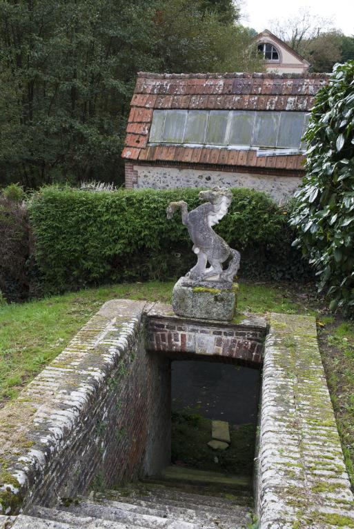 Escalier d'accès au canal.