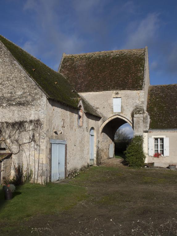 Prieuré de Bénédictins Notre-Dame à Dame-Marie : vue du porche.