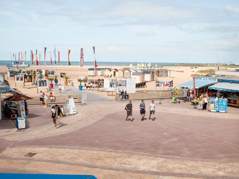 Vue du front de mer prise du sud.