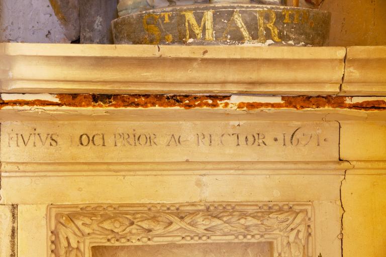 Détail : inscription concernant la date de la commande du maître-autel (côté sud). 