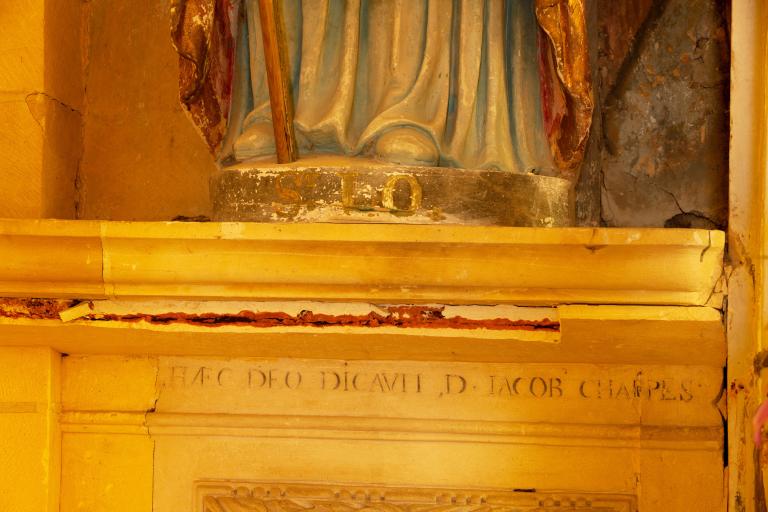 Détail : inscription concernant le commanditaire du maître-autel (côté nord). 