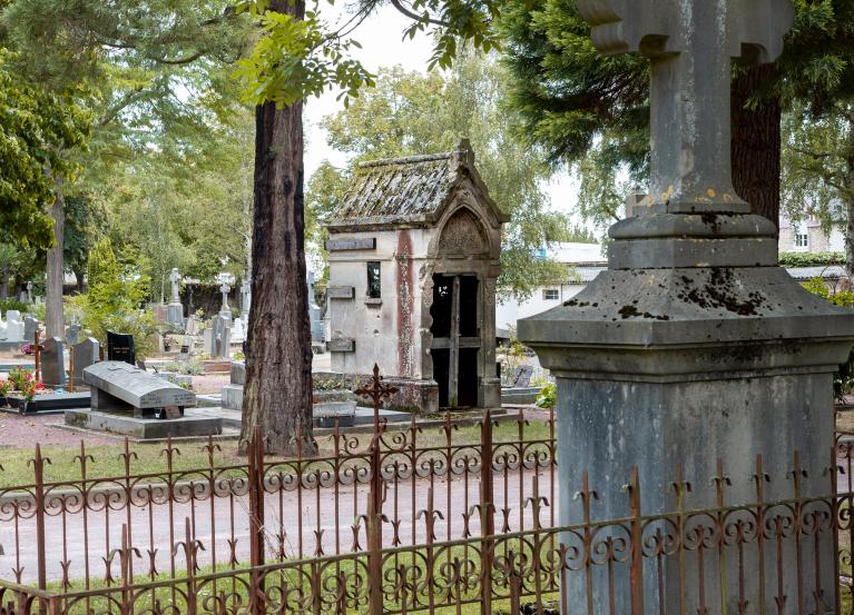 Vue d'ensemble du tombeau en forme de chapelle de la famille Lechartier-Delande dans son environnement.