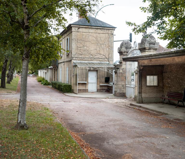 Portail sur l'avenue Clemenceau, encadré par la conciergerie et un abri-refuge. 