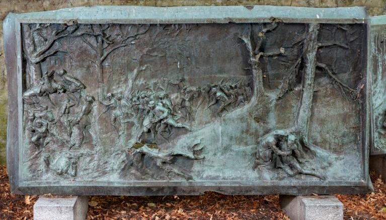 Bas-relief : La bataille du Mans - Mort du capitaine Septime Le Pippre (12 janvier 1871) : vue d'ensemble. 