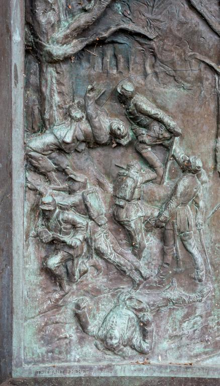 Bas-relief : La bataille du Mans - Mort du capitaine Septime Le Pippre (12 janvier 1871) : détail de la partie dextre. 