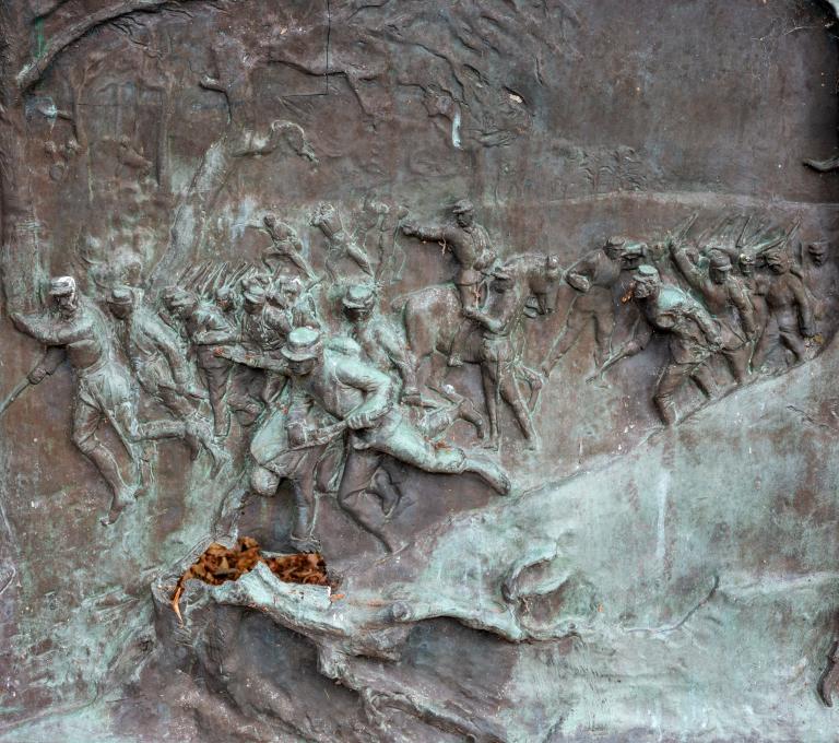 Bas-relief : La bataille du Mans - Mort du capitaine Septime Le Pippre (12 janvier 1871) : détail de la partie centrale. 