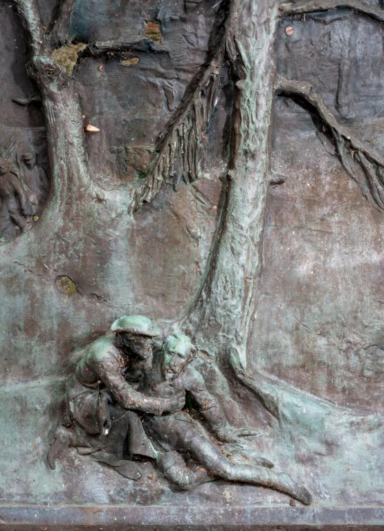 Bas-relief : La bataille du Mans - Mort du capitaine Septime Le Pippre (12 janvier 1871) : détail de la parie senestre (mort du capitaine Le Pippre). 