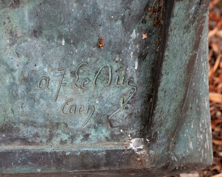 Bas-relief : Bataille du Mans - Mort du capitaine Septime Le Pippre (12 janvier 1871) : détail de la signature du scuipteur. 