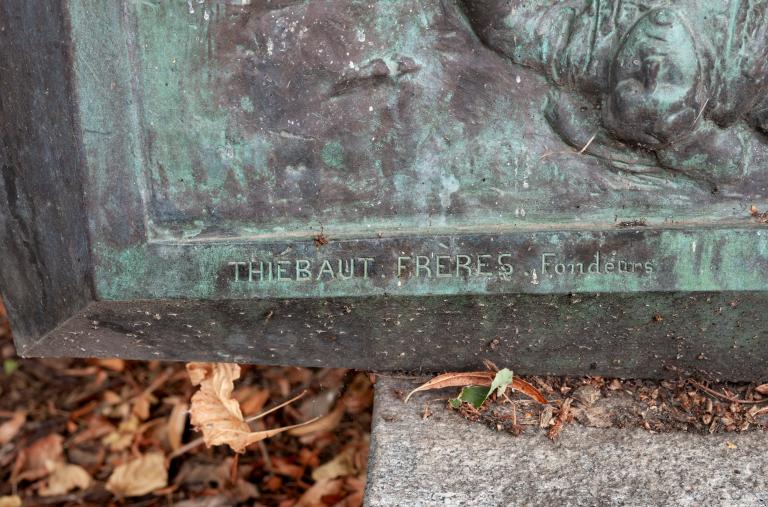 Bas-relief : Bataille du Mans -Mort du capitaine Septime Le Pippre (12 janvier 1871) : détail de la signature du fondeur. 