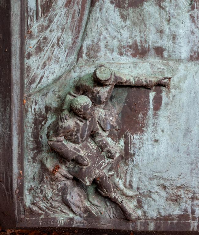 Bas-relief : A Dreux, le lieutenant-colonel Henri Louis Beaurepaire de Louvagny dirige l'organisation du premier bataillon des Mobiles du Calvados : détail de la partie dextre. 