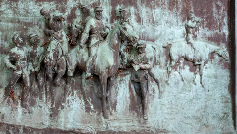 Bas-relief : A Dreux, le lieutenant-colonel Henri Louis Beaurepaire de Louvagny dirige l'organisation du premier bataillon des Mobiles du Calvados : détail de la partie centrale. 
