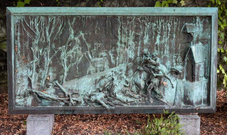 Bas-relief : L'acte de bravoure du garde mobile BInet dans la commune de Cherisy (24 octobre 1870) : vue d'ensemble. 