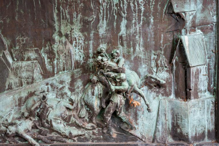 Bas-relief : L'acte de bravoure du garde mobile BInet dans la commune de Cherisy (24 octobre 1870) : détail. 