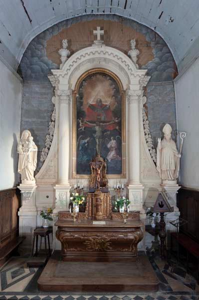Vue d'ensemble du maître-autel. 