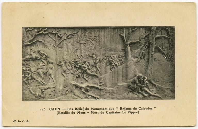 -126 CAEN Bas-relief du monument aux "Enfants du Calvados" (Bataille du Mans - Mort du capitaine Le Pippre) - Carte postale (Musée d'art et d'histoire de Bayeux, n° Inv. G. 1006).