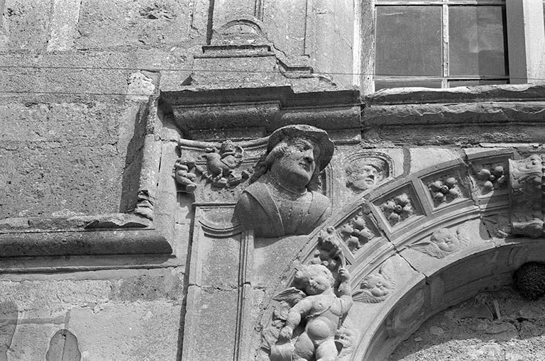 Niche de la façade ouest, buste d'homme.