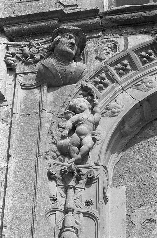 Niche de la façade ouest, décor du piédroit gauche.