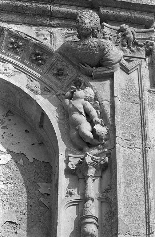 Niche de la façade ouest, décor du piédroit droit.