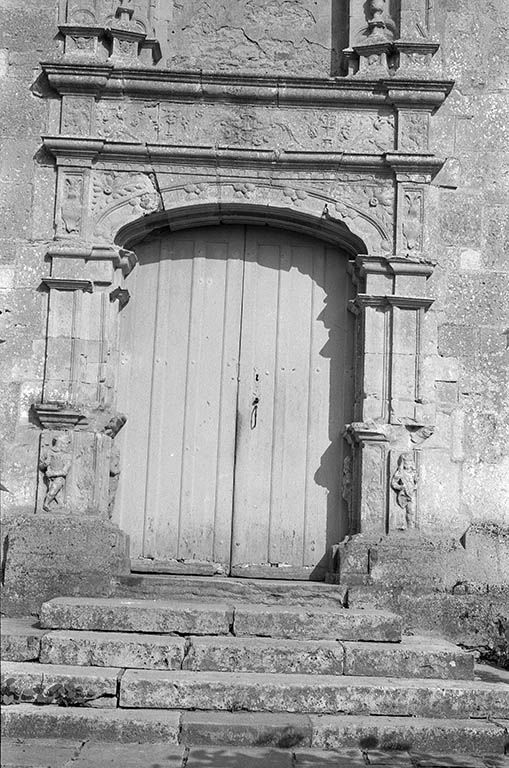 Façade ouest, porte principale.