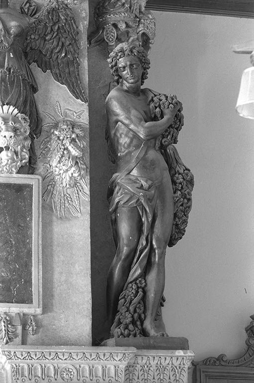 Détail, statue droite.
