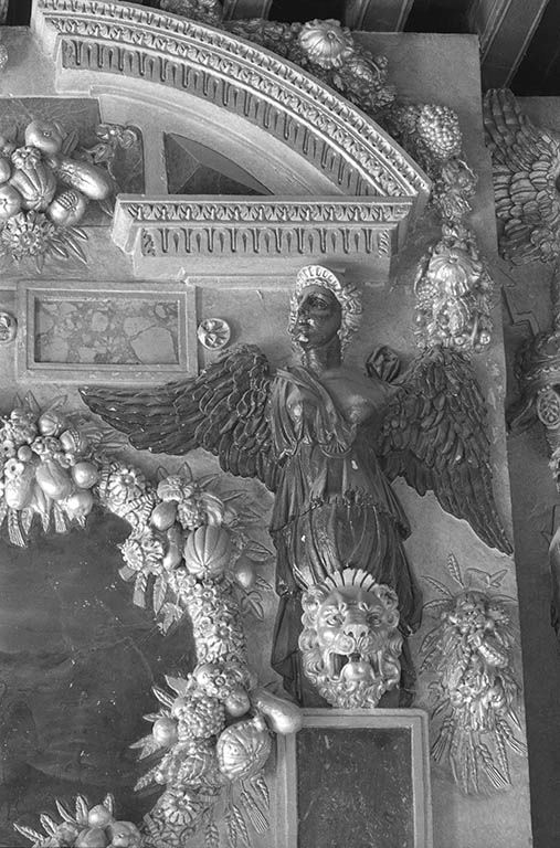 Détail, personnage fabuleux en atlante (à droite).