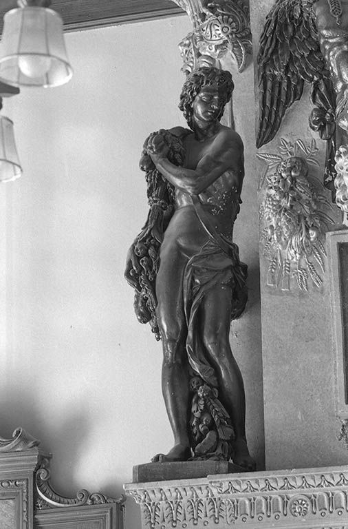 Détail, statue gauche.