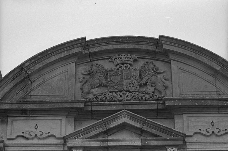 Façade sud du corps principal, fronton de la travée centrale.