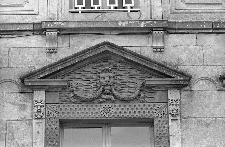 Façade sud du corps principal, fronton de la porte centrale.