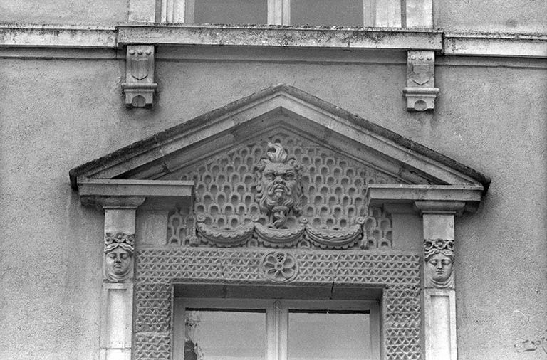 Aile ouest, fronton de la fenêtre centrale.