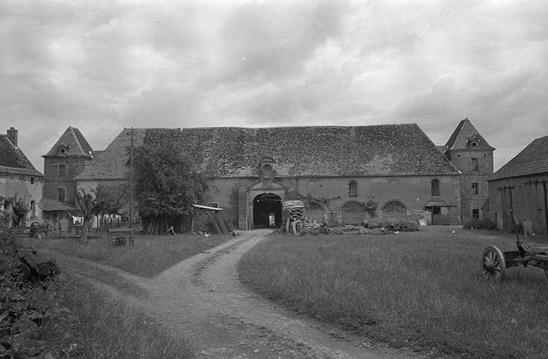 Bâtiment nord des communs, façade sur cour.