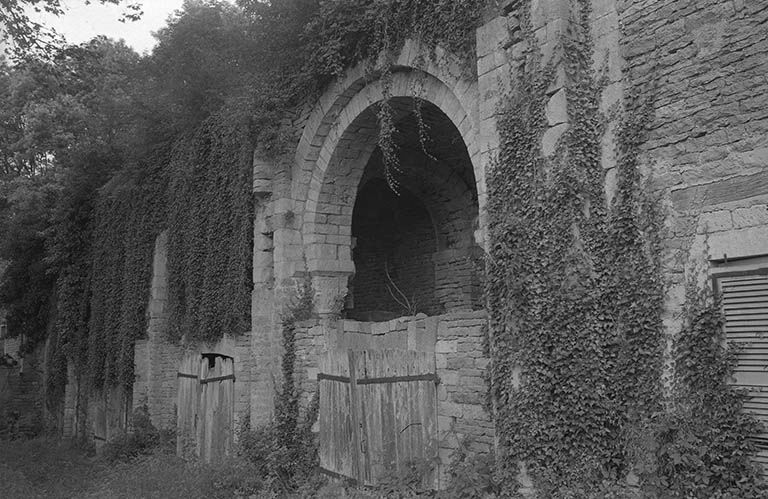 Vestiges de l'église priorale, grandes arcades et bas-côté nord depuis le transept.