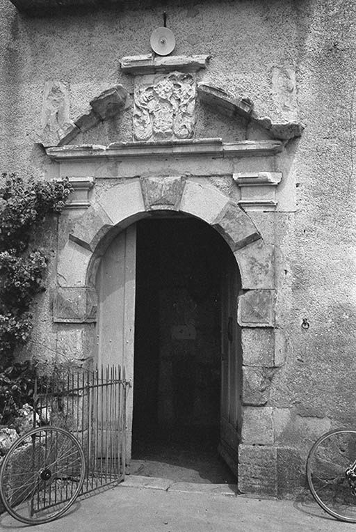 Cour intérieure, portail du logis.