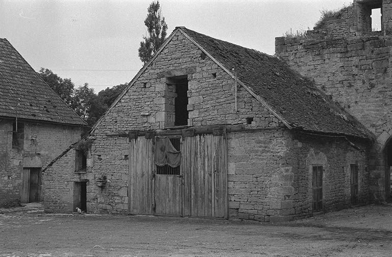 Cour intérieure, dépendances jouxtant le corps d'entrée.