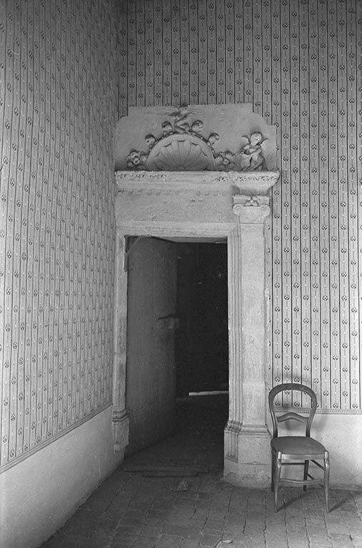 Porte d'une chambre de l'étage.