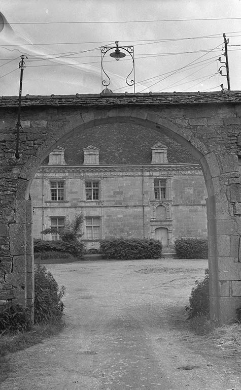 Portail et façade ouest du logis.