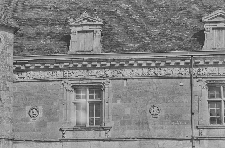 Façade ouest, partie gauche de la frise.