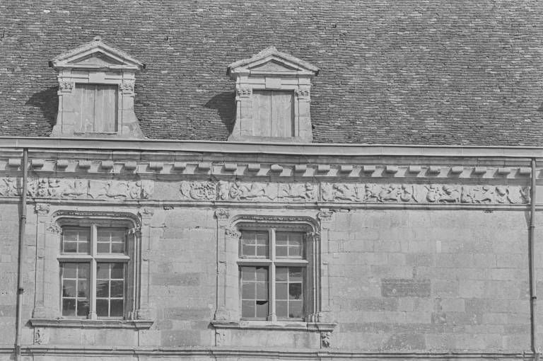 Façade ouest, partie centrale de la frise.