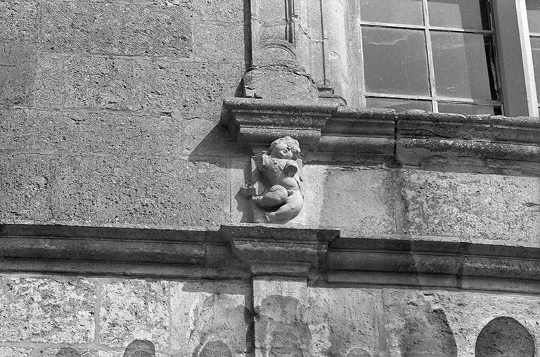 Façade ouest, putto sous la première fenêtre de l'étage, à gauche.