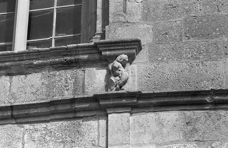 Façade ouest, putto sous la première fenêtre de l'étage, à droite.