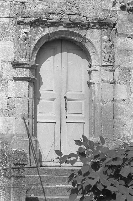 Façade ouest, porte de la tourelle nord.