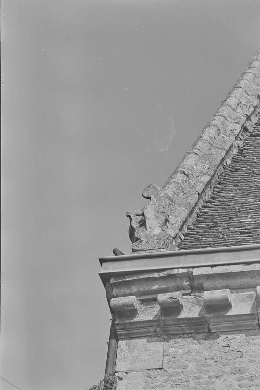 Façade ouest, acrotère gauche.