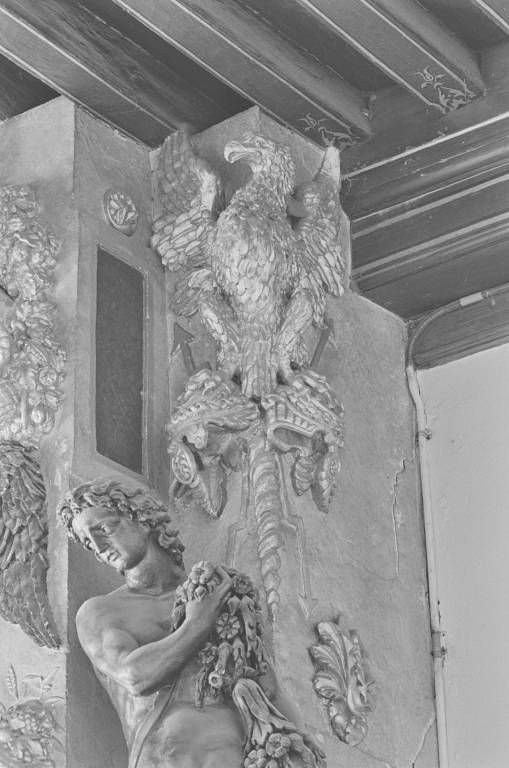 Détail, aigle de la jouée droite de la hotte.