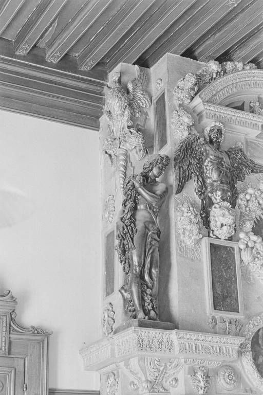 Détail, jouée gauche de la hotte.