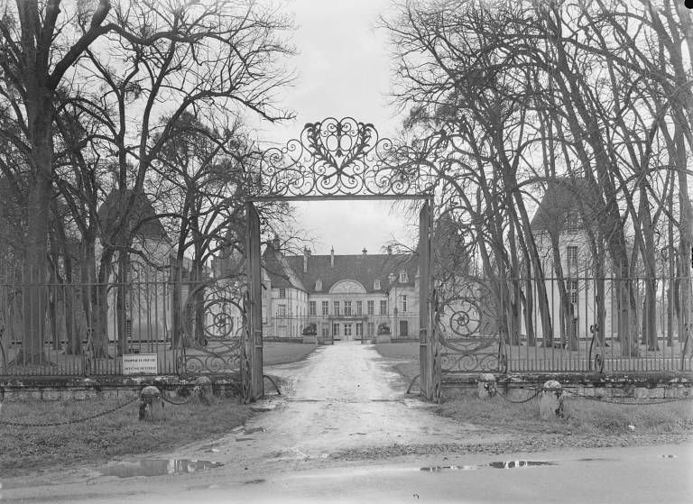 Vue générale sur la façade principale avec la grille d'entrée, en 1969.