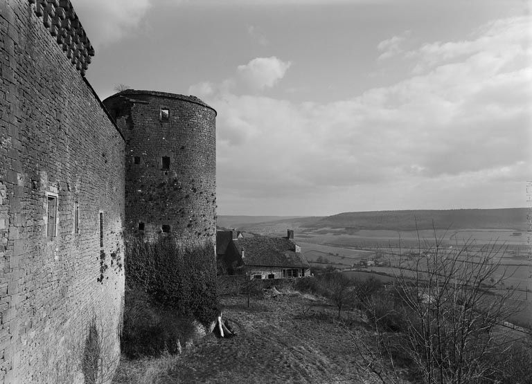 Enceinte : tour d'angle. Vue de l'extérieur (photo prise en 1969).