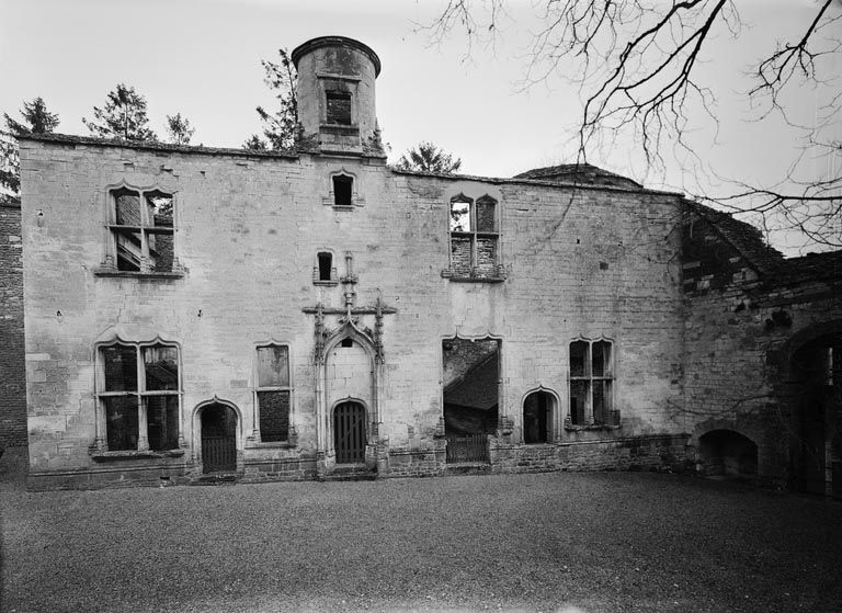 Le logis des Hôtes : vue générale de la façade (photo prise en 1969).