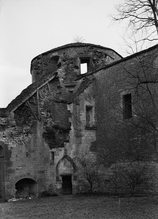 Enceinte : tour d'angle avec tourelle. Vue de la cour (photo prise en 1969).