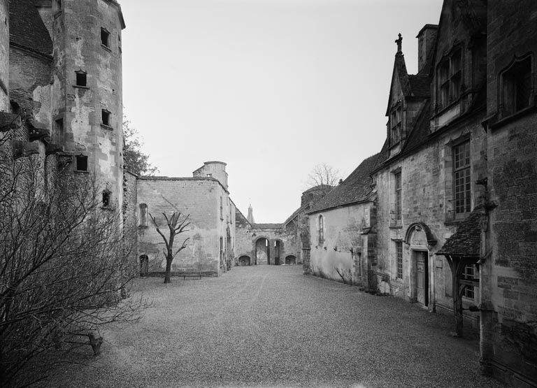 Vue générale de la cour et des bâtiments. Vers le logis des Hôtes et l'ancien dispositif d'entrée (photo prise en 1969).